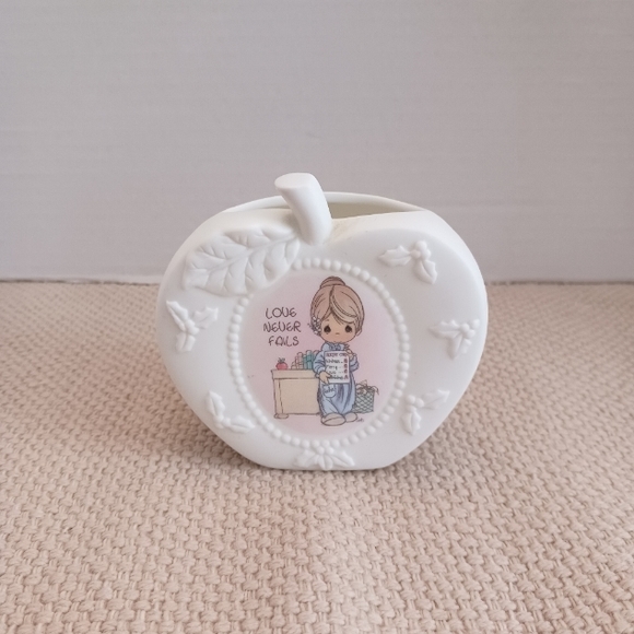 Precious Moments Other - Precious Moments "Love Never Fails" Apple 1995